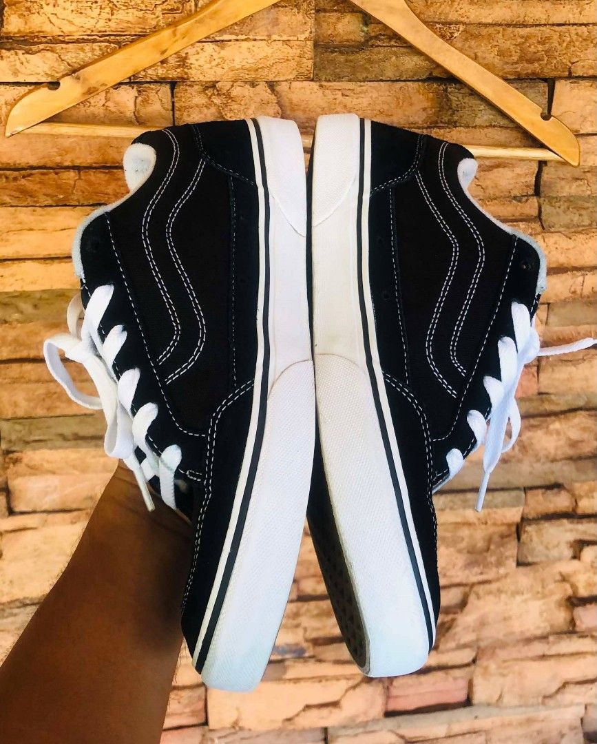 VANS BEARCAT (Category: Sneakers) located in Santiago. Submitted by reyibanez253969 (Listing ID 1436481944, Image 2). Description: - CM 26.5 - Classic black Vans sneakers - White soles and laces - Vans logo on side and heel - Waffle sole pattern - Clean uppers and soles - Perfect for everyday wear.