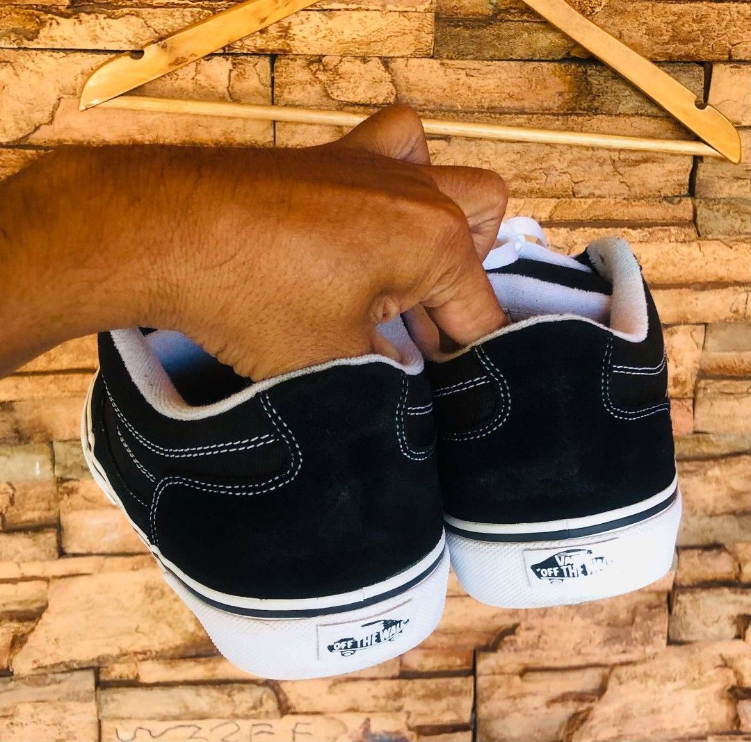 VANS BEARCAT (Category: Sneakers) located in Santiago. Submitted by reyibanez253969 (Listing ID 1436481944, Image 3). Description: - CM 26.5 - Classic black Vans sneakers - White soles and laces - Vans logo on side and heel - Waffle sole pattern - Clean uppers and soles - Perfect for everyday wear.