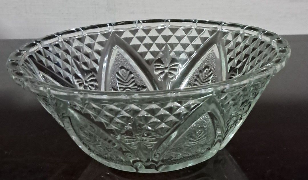 Vintage Glass Bowl with Diamond Pattern447761029981818880