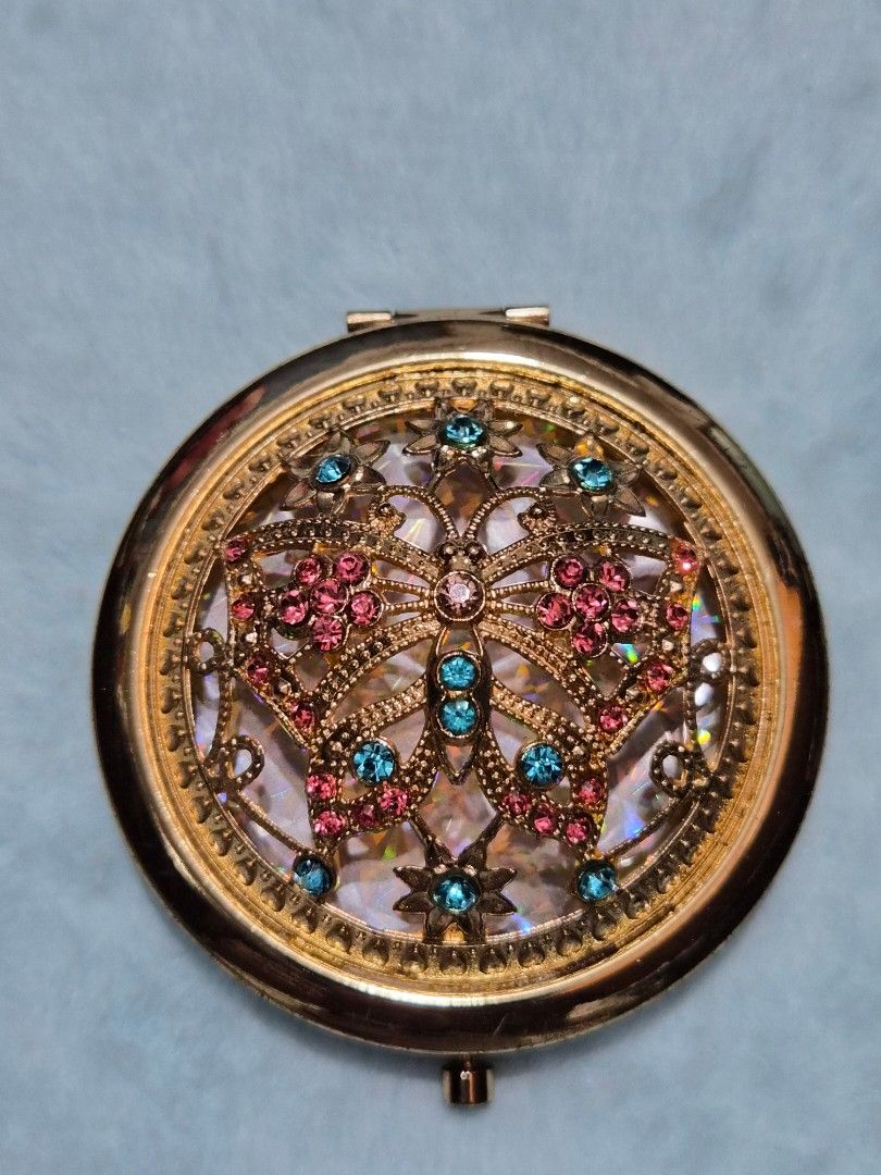 Vintage Gold Compact Mirror with Rhinestones (Category: Mirrors) located in Mandaue City. Submitted by chuchi152615 (Listing ID 1436613317, Image 1). Description: - Vintage gold compact mirror - Intricate rhinestone detailing - Two mirrors inside - Secure clasp closure - Plain gold back - Elegant and functional.
