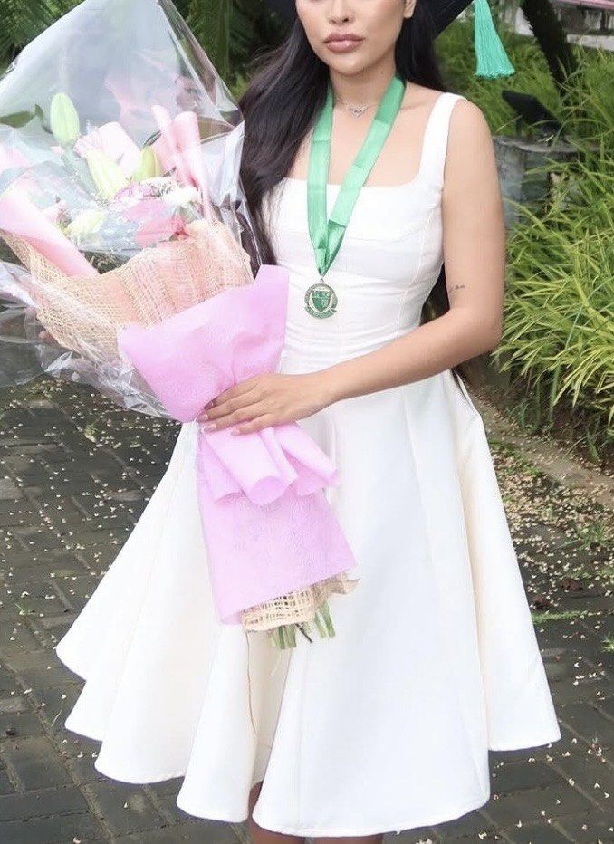 White dress - For rent (Category: Dresses) located in Manila. Submitted by silentforest-f7f5 (Listing ID 1436587114, Image 2). Description: Dress for rent good for Graduation / Party / Birthday Size Xs- Small.