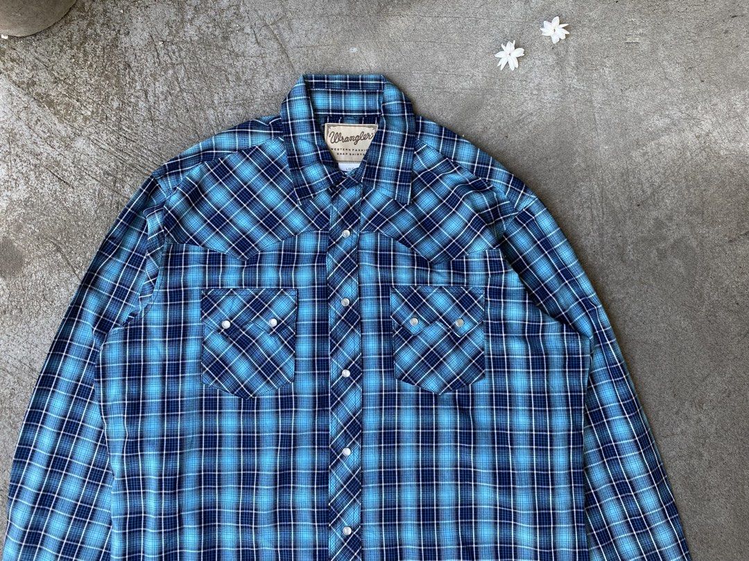Wrangler Snapshirt (Category: Activewear) located in Bago City. Submitted by johnpaul_gidlayan (Listing ID 1436566248, Image 2). Description: Wrangler Snap Shirt Item Details Size: Large Dimension: 23.5x29.5 Sleeves: 24.7 Shoulder: 19 Condition: Excellent condition (needwash) Color Rate: 9.5/10 Flaws: None (Item color vary due to lighting) — Price: 700+sf.