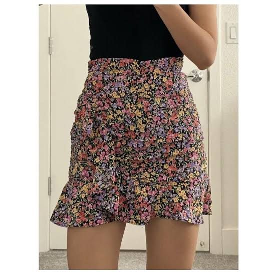 Zara Floral Skirt (Category: Skirts) located in Angeles City. Submitted by closetsource (Listing ID 1436595525, Image 3). Description: Actual photos via dm Mop: gcash only Shipping: j&t.