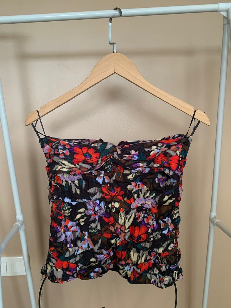 Zara floral tube top (Category: Others Tops) located in San Luis. Submitted by dialopez (Listing ID 1436492362, Image 1). Description: .