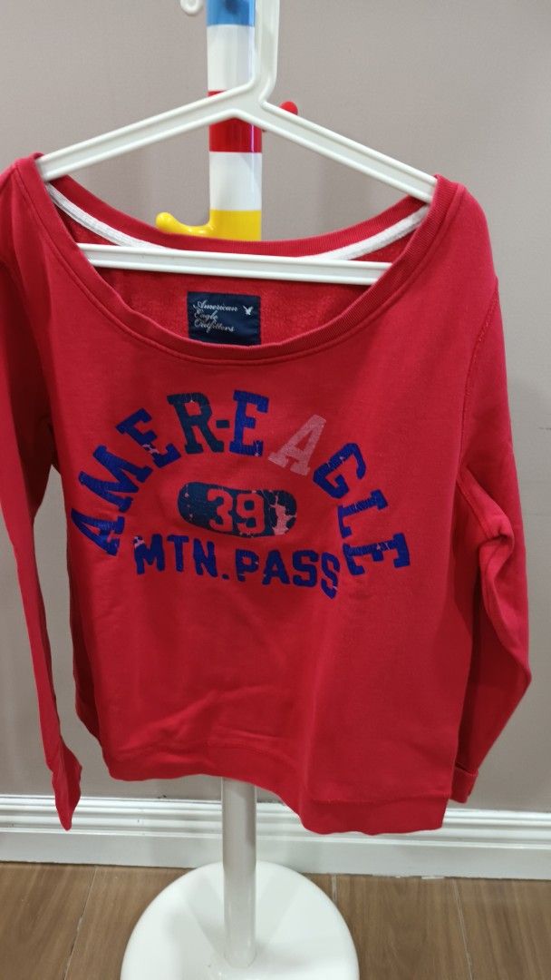 American Eagle Outfitters Red Sweatshirt XL (Category: Coats, Jackets and Outerwear) located in Quezon City. Submitted by ddgapstore (Listing ID 1436742887, Image 1). Description: - American Eagle Outfitters sweatshirt - Size: XL/TG - Boat neck - Long sleeves .