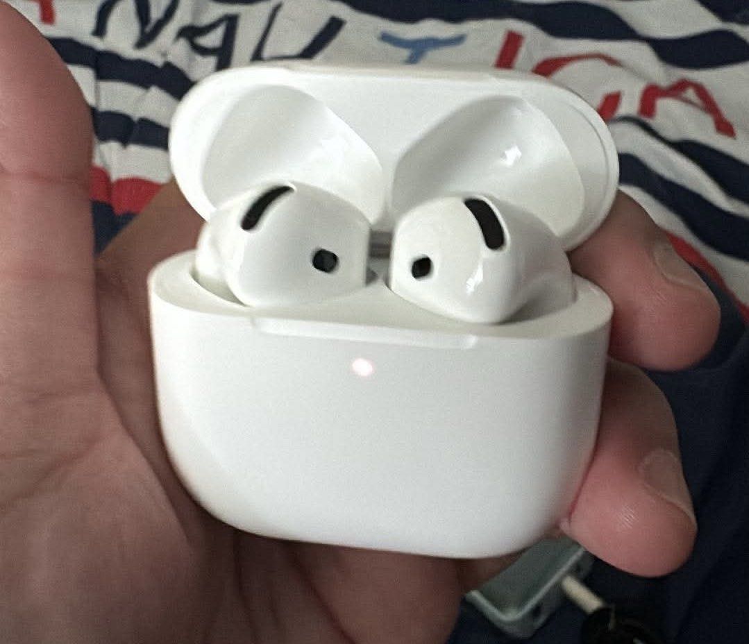 Apple AirPods 4th Generation (Category: Earphones) located in Quezon City. Submitted by fjolien88 (Listing ID 1436824527, Image 3). Description: - Apple AirPods 4th Generation - Includes charging case - Color: White - Includes original box Reward from money max .
