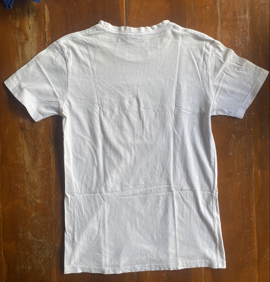 Armani Exchange AX White T-shirt (Category: Tshirts & Polo Shirts ) located in Davao. Submitted by alios_08 (Listing ID 1436742026, Image 2). Description: - Armani Exchange white t-shirt - Features AX logo on the front - Classic crew neck design - Short sleeves - Plain white back - Made of lightweight material - Ideal for everyday wear.