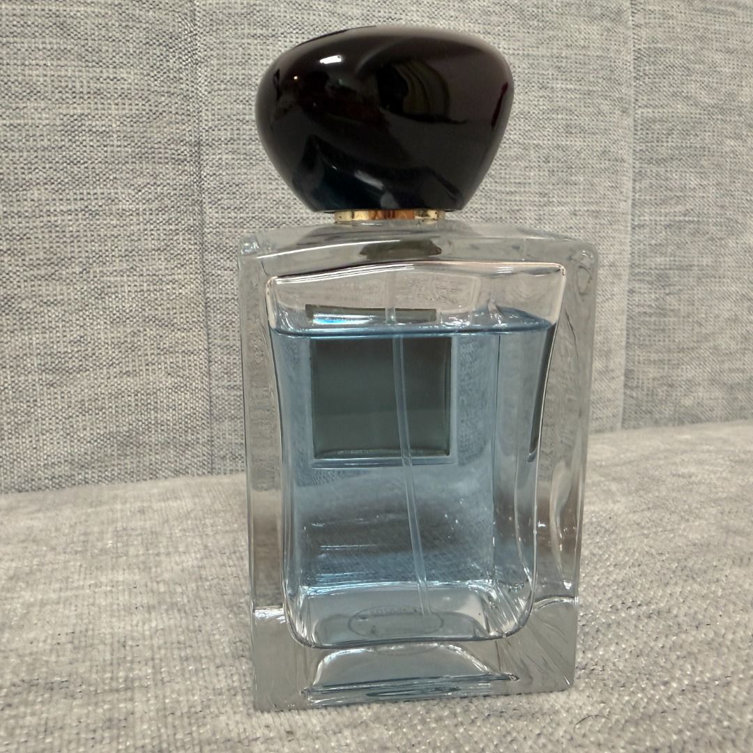 Armani Privé Iris Bleu Eau de Parfum 100ml (Category: Fragrance & Deodorants) located in Makati City. Submitted by kkkkvv (Listing ID 1436820611, Image 2). Description: - Original personal bottle, 100% authentic.No box included. - Approximately 80% remaining, please refer to photos for exact level. - Authentic Armani/Privé Vétiver d'Hiver perfume. - Features a stylish bottle with a dark, rounded cap. - Clear rectangular glass body. - The perfume 