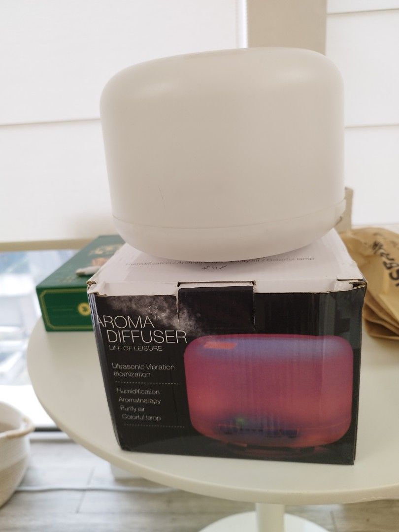 Aroma Diffuser （分類：家居香薰）位於 Hong Kong。 由 saladshouse 提交（商品編號 1436704068，圖片 1）。簡介： 這款香薰機採用超聲波震盪霧化技術，提供加濕和香薰治療功能。它具有色彩燈光，營造輕鬆氛圍。包裝盒上印有“LINE OF LEISURE”字樣。適合用於營造舒適的家居 環境。。