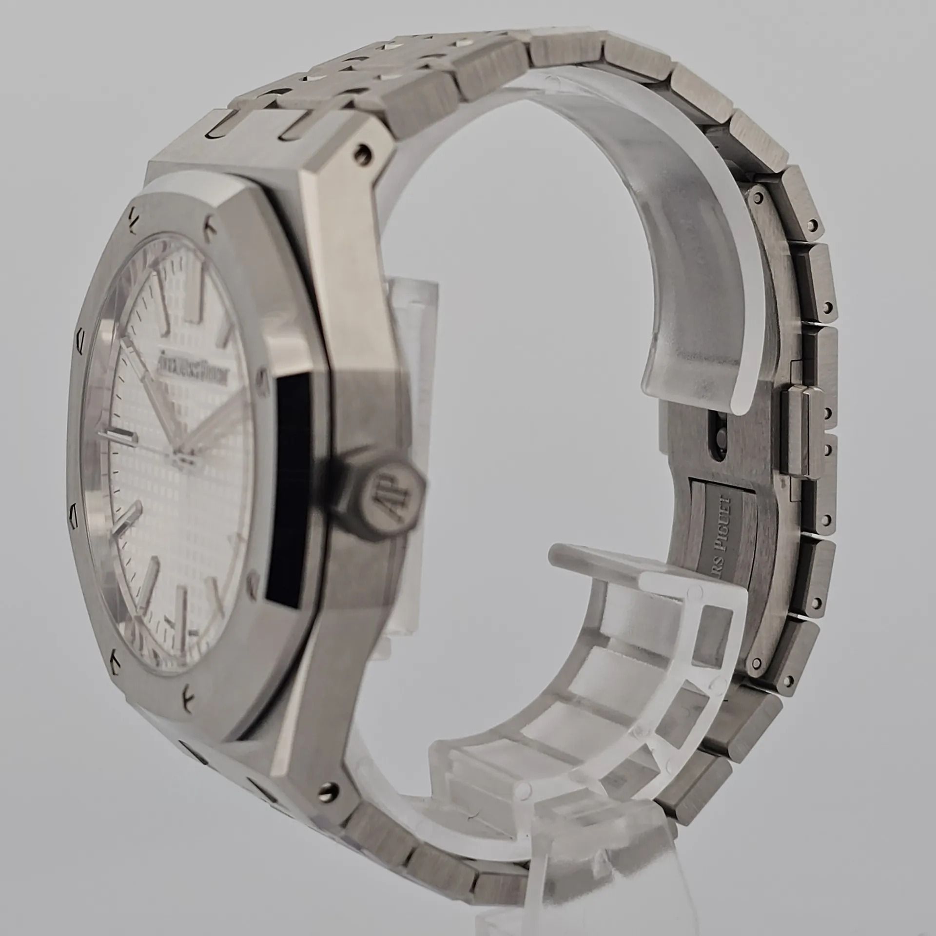 Audemars Piguet Royal Oak 15510ST.OO.1320ST.08 (Category: Watches) located in Singapore. Submitted by watchbanka23 (Listing ID 1436736836, Image 2). Description: M260333UAPT25 Watch Condition Mint Condition, Almost Like New Warranty Card Year 2025 Diameter 41mm Movement Automatic Case Material Steel Dial Color White Accessories With Original Packaging Box and Certificate No Exchange Thank You Want to see more watches we have please follow us on: 