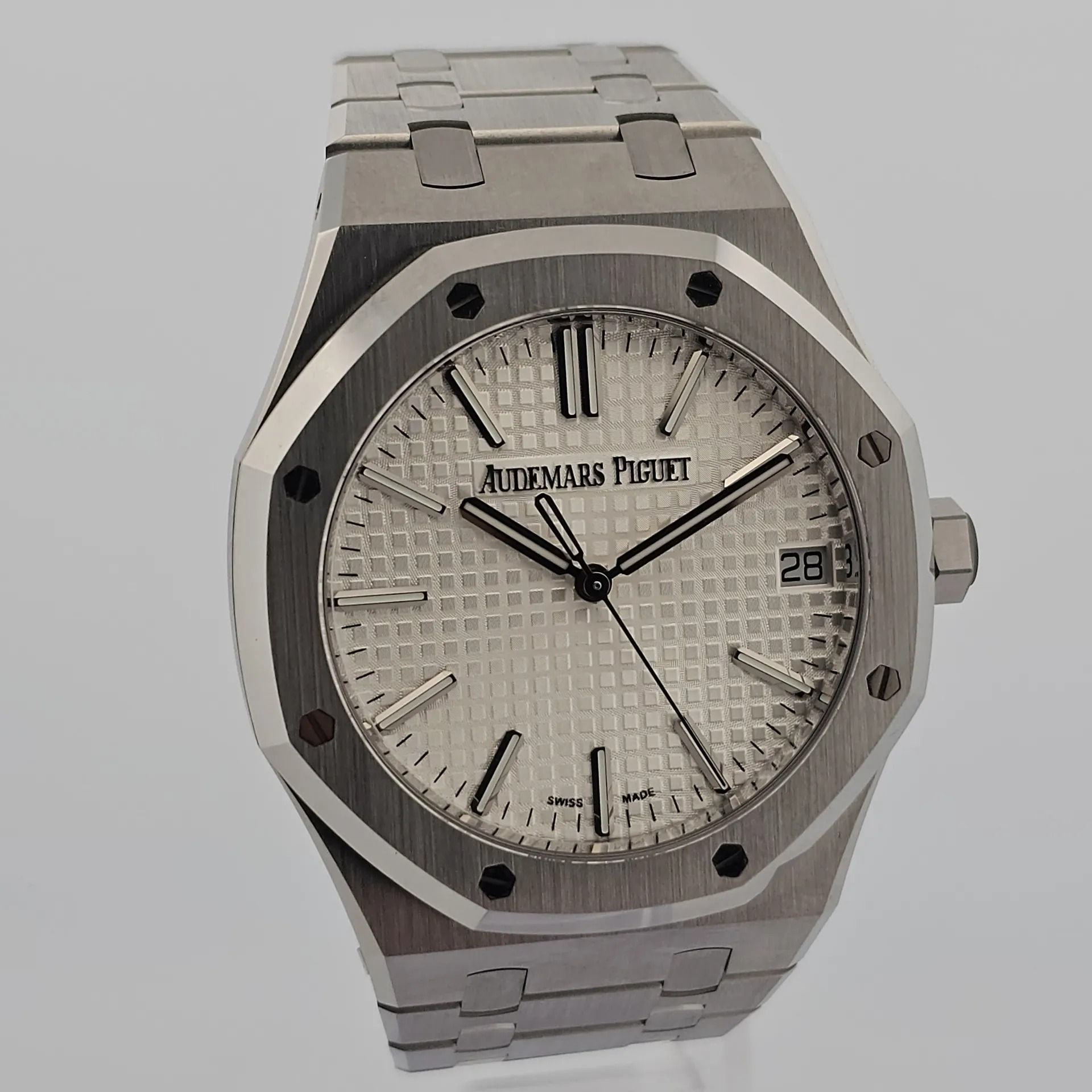 Audemars Piguet Royal Oak 15510ST.OO.1320ST.08 (Category: Watches) located in Singapore. Submitted by watchbanka23 (Listing ID 1436736836, Image 1). Description: M260333UAPT25 Watch Condition Mint Condition, Almost Like New Warranty Card Year 2025 Diameter 41mm Movement Automatic Case Material Steel Dial Color White Accessories With Original Packaging Box and Certificate No Exchange Thank You Want to see more watches we have please follow us on: 