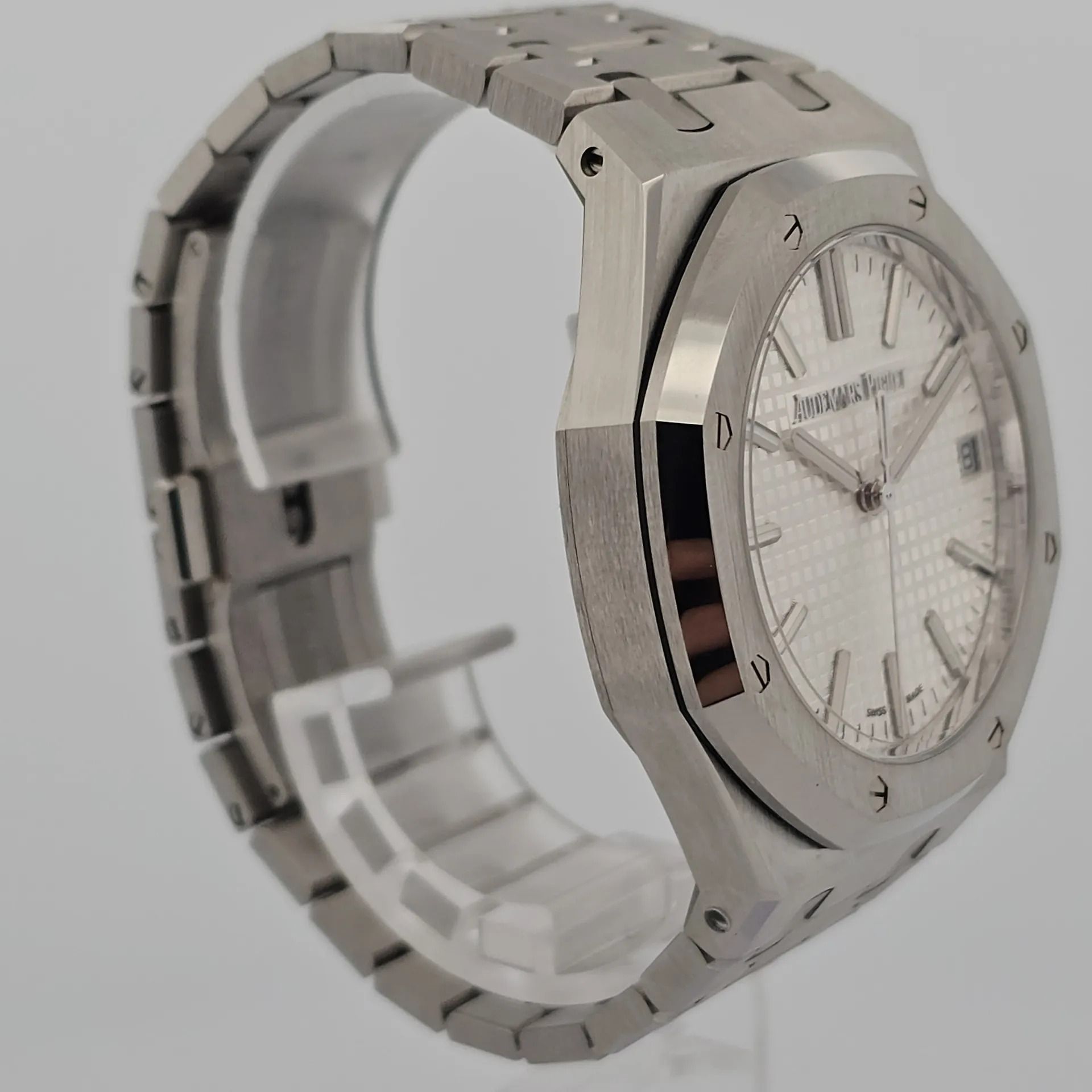 Audemars Piguet Royal Oak 15510ST.OO.1320ST.08 (Category: Watches) located in Singapore. Submitted by watchbanka23 (Listing ID 1436736836, Image 3). Description: M260333UAPT25 Watch Condition Mint Condition, Almost Like New Warranty Card Year 2025 Diameter 41mm Movement Automatic Case Material Steel Dial Color White Accessories With Original Packaging Box and Certificate No Exchange Thank You Want to see more watches we have please follow us on: 