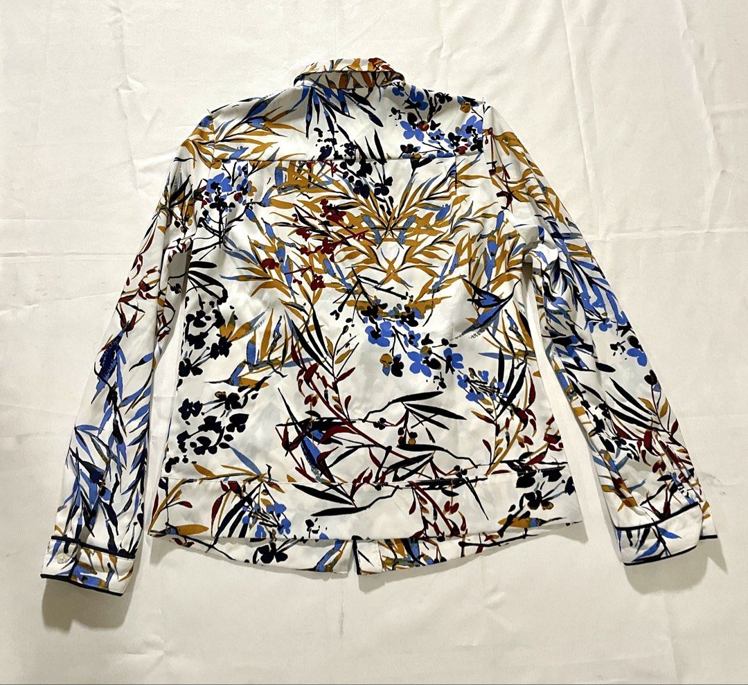 Autograph Floral Long Sleeve Blouse (Category: Blouses) located in Manila. Submitted by pepperstoremerch (Listing ID 1436678870, Image 3). Description: Authograph Long Sleeve Flowers White Blouse Top Size Small / UK 8 / EUR 36 CN 160/82A 100% Polyester Like new. Used once. Please see pictures D0046 .