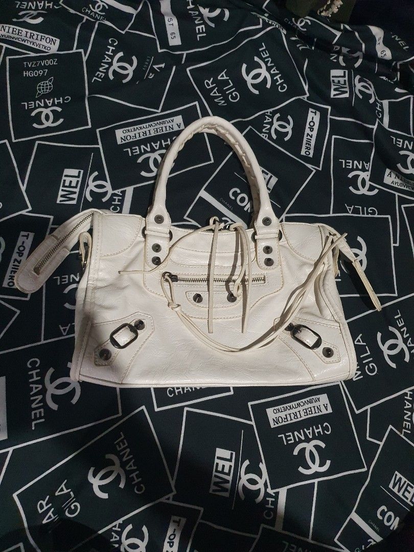 Balenciaga bags (Category: Luxury Bags & Wallets) located in Iloilo. Submitted by luxury.ilo1984 (Listing ID 1436688628, Image 2). Description: thrifted ukay source balen inspire Very good conditon no major issue sign of use lang po rank AB triple white with black hardware free ship napo ito.