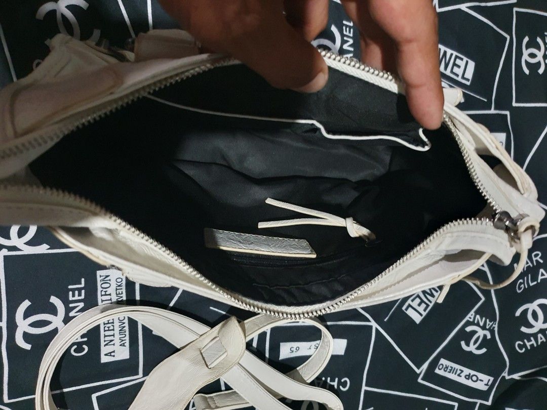 Balenciaga bags (Category: Luxury Bags & Wallets) located in Iloilo. Submitted by luxury.ilo1984 (Listing ID 1436688628, Image 3). Description: thrifted ukay source balen inspire Very good conditon no major issue sign of use lang po rank AB triple white with black hardware free ship napo ito.