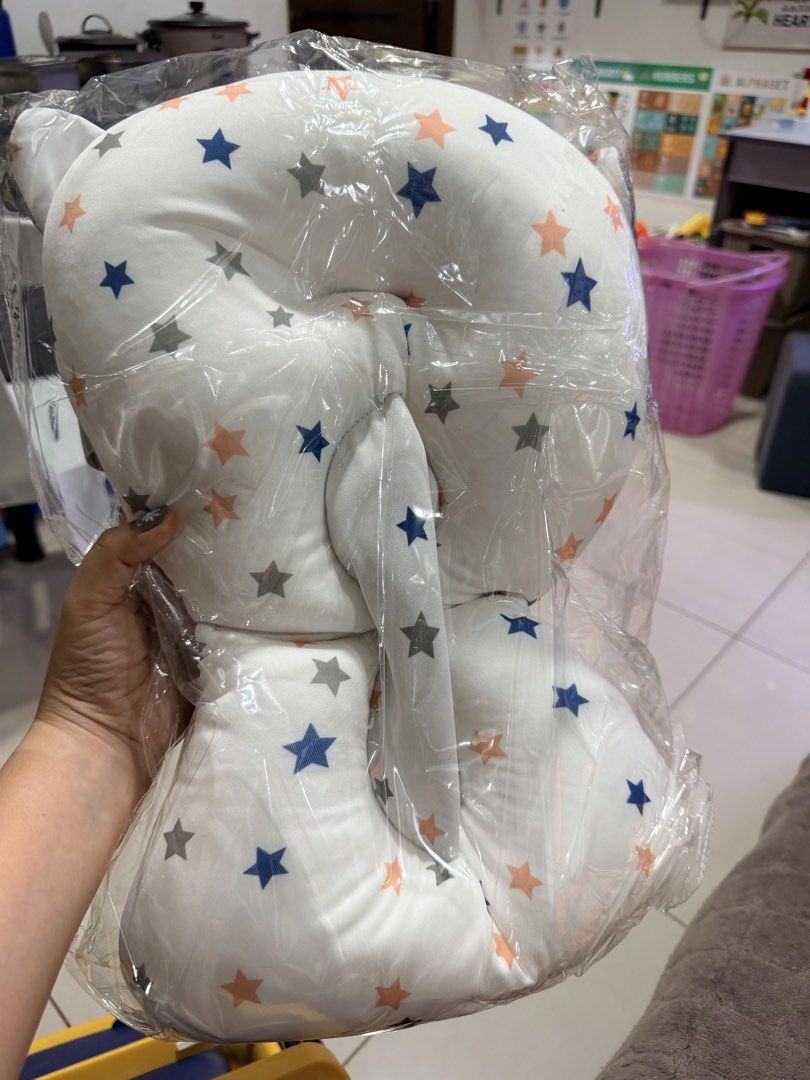 Bath tub Foam (Category: Bathtub & Bath Accessories) located in Quezon City. Submitted by czarijay06 (Listing ID 1436696868, Image 1). Description: Brand new Foam for baby bath tub. Pwede kahit sa palangana lang iipit. Hindi nagamit bagong bili lang. 250 only Pick up or lalamove shoulder nio po DF.
