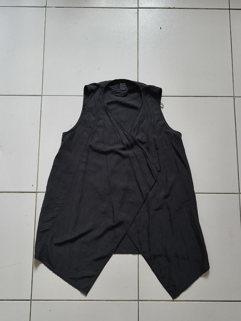 bershka black sleeveless blouse (Category: Blouses) located in Manila. Submitted by tripnimichael (Listing ID 1436723076, Image 1). Description: 9/10 all no issue.
