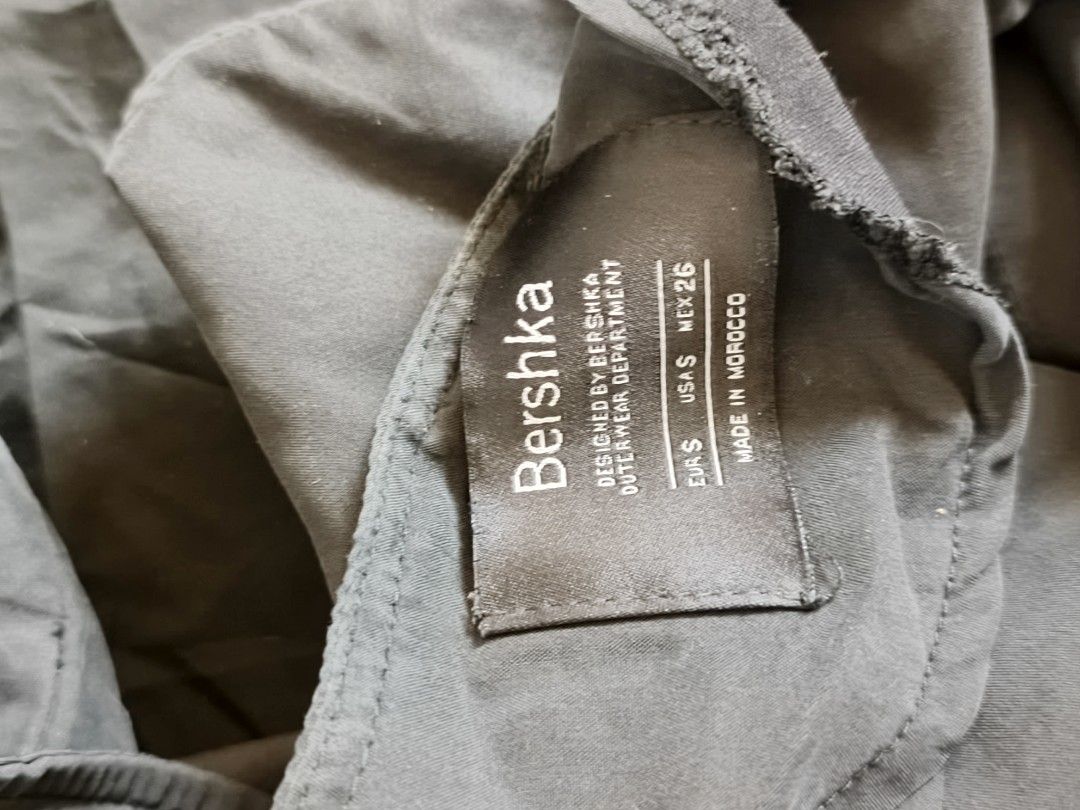 bershka black sleeveless blouse (Category: Blouses) located in Manila. Submitted by tripnimichael (Listing ID 1436723076, Image 2). Description: 9/10 all no issue.