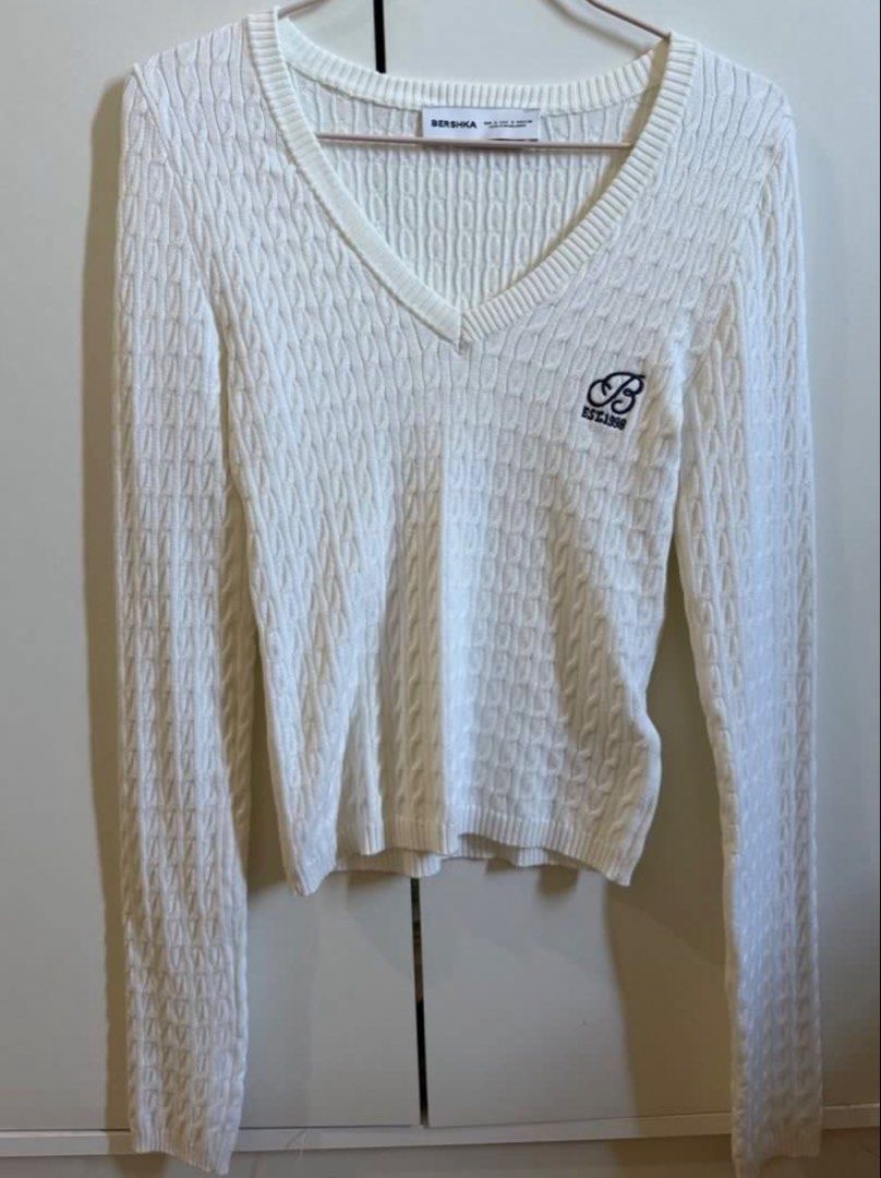 Bershka V-Neck Cropped Sweater (Category: Coats, Jackets and Outerwear) located in Manila. Submitted by trishaaysobel (Listing ID 1436673420, Image 2). Description: - V-neck design - Long sleeves - Cable knit texture - Small embroidered logo .