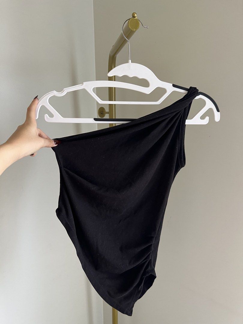 Black Asymmetrical Top (Category: Sleeveless) located in Pasay City. Submitted by declutterwme01 (Listing ID 1436796361, Image 1). Description: loc: taft (DLSU) or españa (UST) mop: gcash or cash can do meetups or deliver by lalamove (buyer will shoulder the sf) STRICTLY NO RETURN OF ITEMS ONCE PURCHASED..
