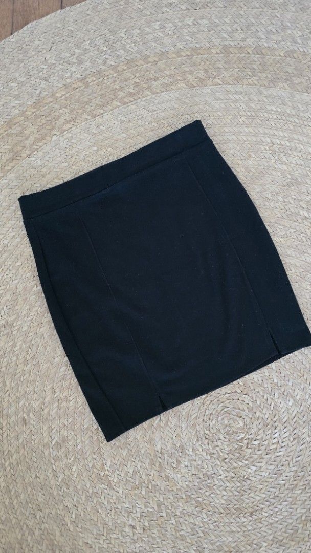 Black Mini Skirt (Category: Skirts) located in Paranaque City. Submitted by caaands (Listing ID 1436740190, Image 1). Description: - Black mini skirt - Garter waist - Stretchy fabric - 2 small slits infront.