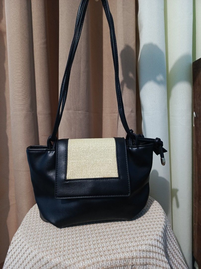 Black Shoulder Bag with Woven Detail (Category: Shoulder Bags) located in Manila. Submitted by xuxaneyyy (Listing ID 1436730715, Image 2). Description: - Stylish black shoulder bag - Woven beige panel on the front - Rectangular shape with flap closure - Long shoulder straps - Zipper closure - Made of leather-like material - Ideal for everyday use.