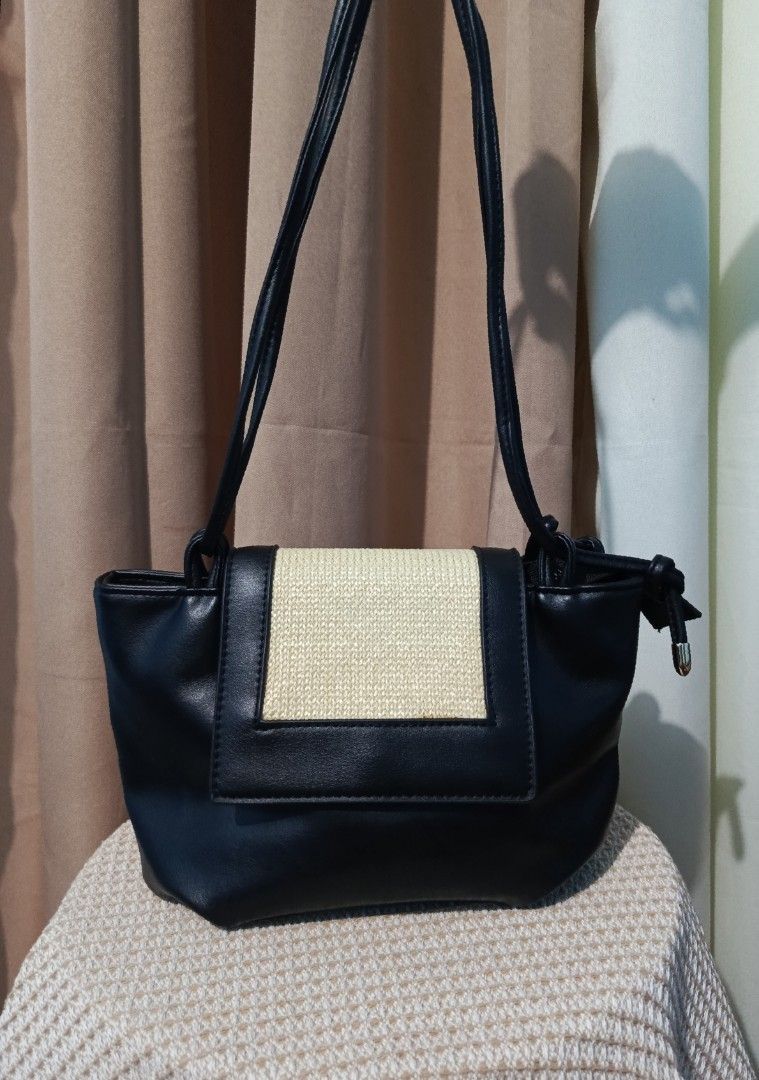 Black Shoulder Bag with Woven Detail (Category: Shoulder Bags) located in Manila. Submitted by xuxaneyyy (Listing ID 1436730715, Image 1). Description: - Stylish black shoulder bag - Woven beige panel on the front - Rectangular shape with flap closure - Long shoulder straps - Zipper closure - Made of leather-like material - Ideal for everyday use.