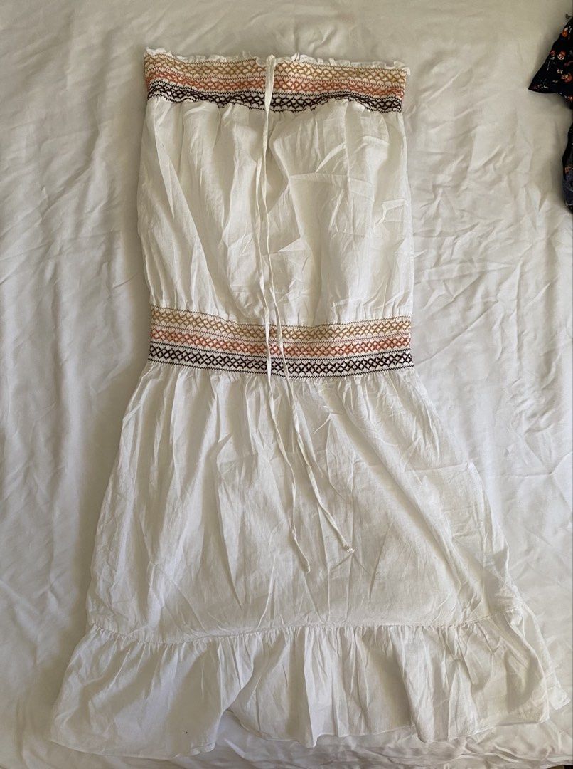 Boho White Tube Dress (Category: Dresses) located in Pasig City. Submitted by egfr26 (Listing ID 1436751483, Image 1). Description: Preloved ✨ 📍Pasig 🚚 SF shouldered by buyer. Within Metro only via Angkas/ Lalamove/ Grab 🎨 Color may vary due to lighting/screen settings 🧺 Please manage expectations. Actual condition shown in photos ❌ No return & exchange 💬 DM for inquiries.