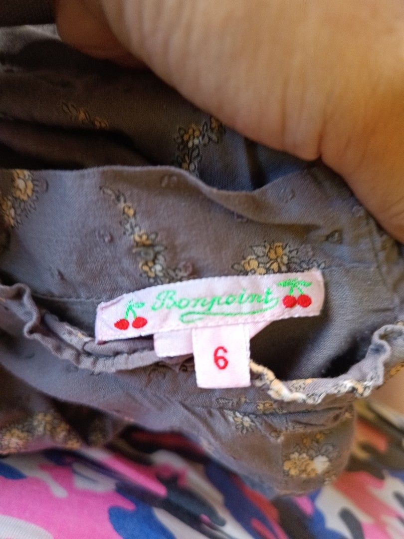 Bonjour Dress Size 6 (Category: Dresses) located in Muntinlupa City. Submitted by ciciloves (Listing ID 1436690906, Image 2). Description: - Bonjour brand - Size 6 - Floral print dress - Long sleeves - V-neck design - Lightweight fabric - Relaxed fit - Suitable for warm weather.