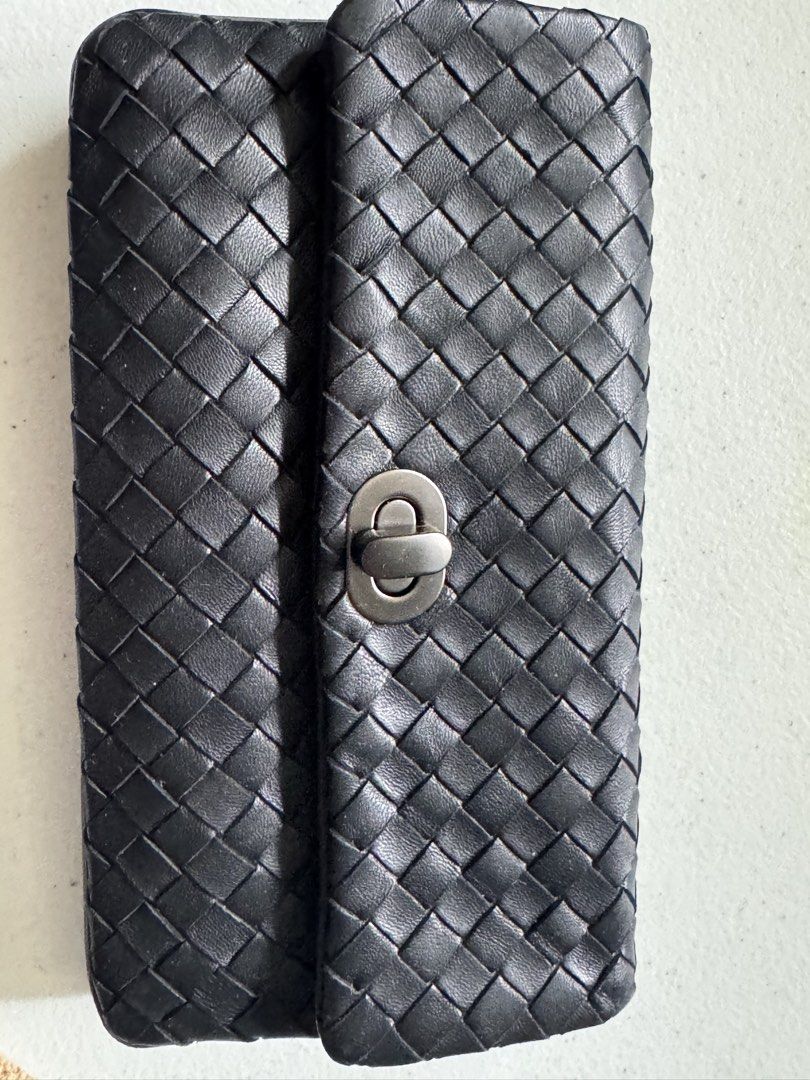 Bottega Veneta Black Leather Interlock Clutch (Category: Luxury Bags & Wallets) located in Quezon City. Submitted by marymae1223 (Listing ID 1436658853, Image 2). Description: Preloved but not abused Bottega Veneta Wallet/Clutch Gcash Payment Size 19.5 x 2x 10 cm Shipping carry off buyer .