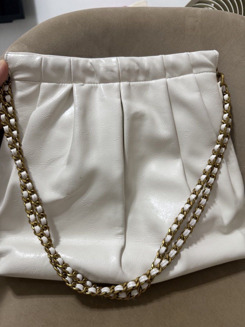 Christy Ng White Chain Bag (Category: Luxury Bags & Wallets) located in Mandaluyong City. Submitted by minebynhez (Listing ID 1436799144, Image 2). Description: Preloved Christy Ng Chain Bag .