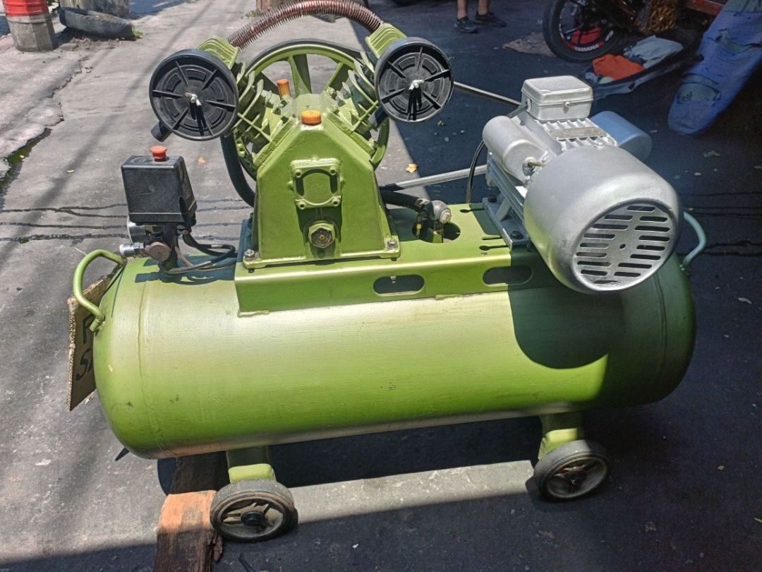 COMPRESSOR VESPA BRAND 1.5HP (Category: Construction Tools & Equipment) located in Valenzuela. Submitted by bernardinetan (Listing ID 1436677664, Image 1). Description: COMPRESSOR VESPA BRAND 1.5HP.