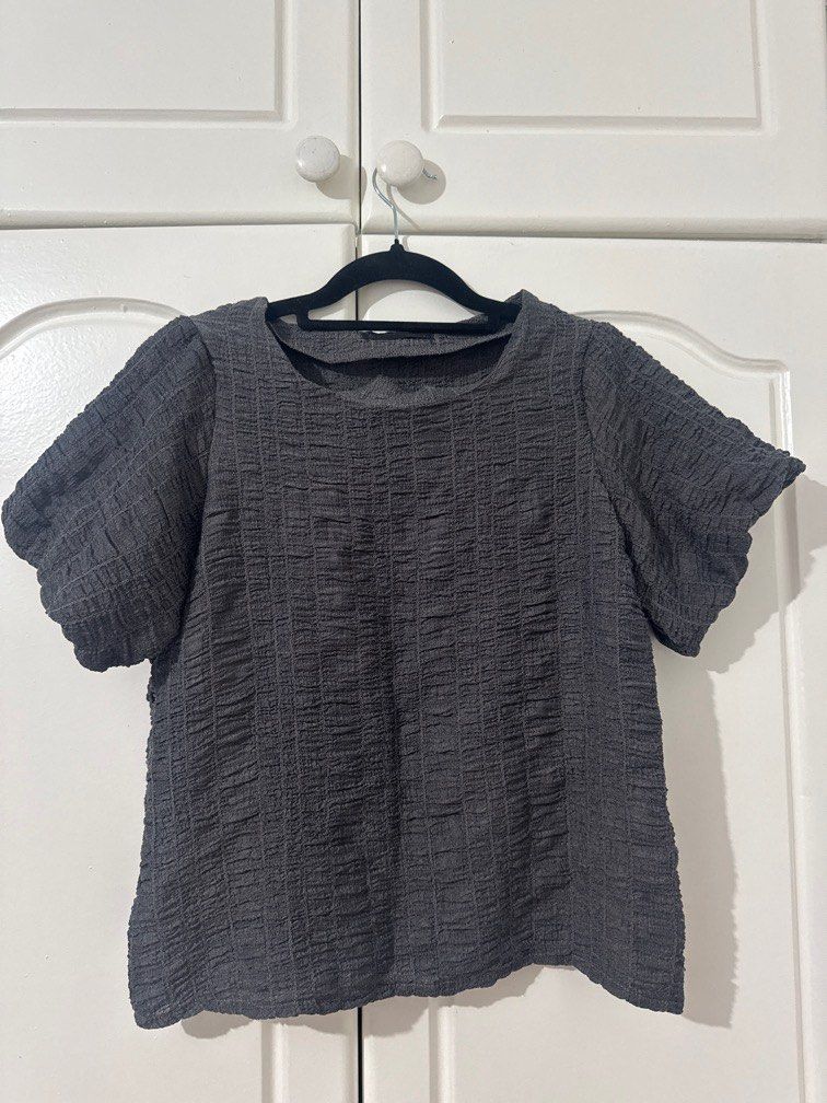 DAZY Gray Textured Puff Sleeve Top (Category: Blouses) located in Pasig City. Submitted by ky_declutter (Listing ID 1436707227, Image 1). Description: .