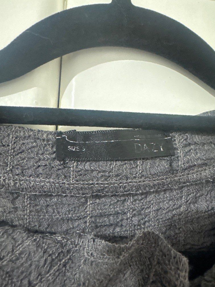 DAZY Gray Textured Puff Sleeve Top (Category: Blouses) located in Pasig City. Submitted by ky_declutter (Listing ID 1436707227, Image 2). Description: .