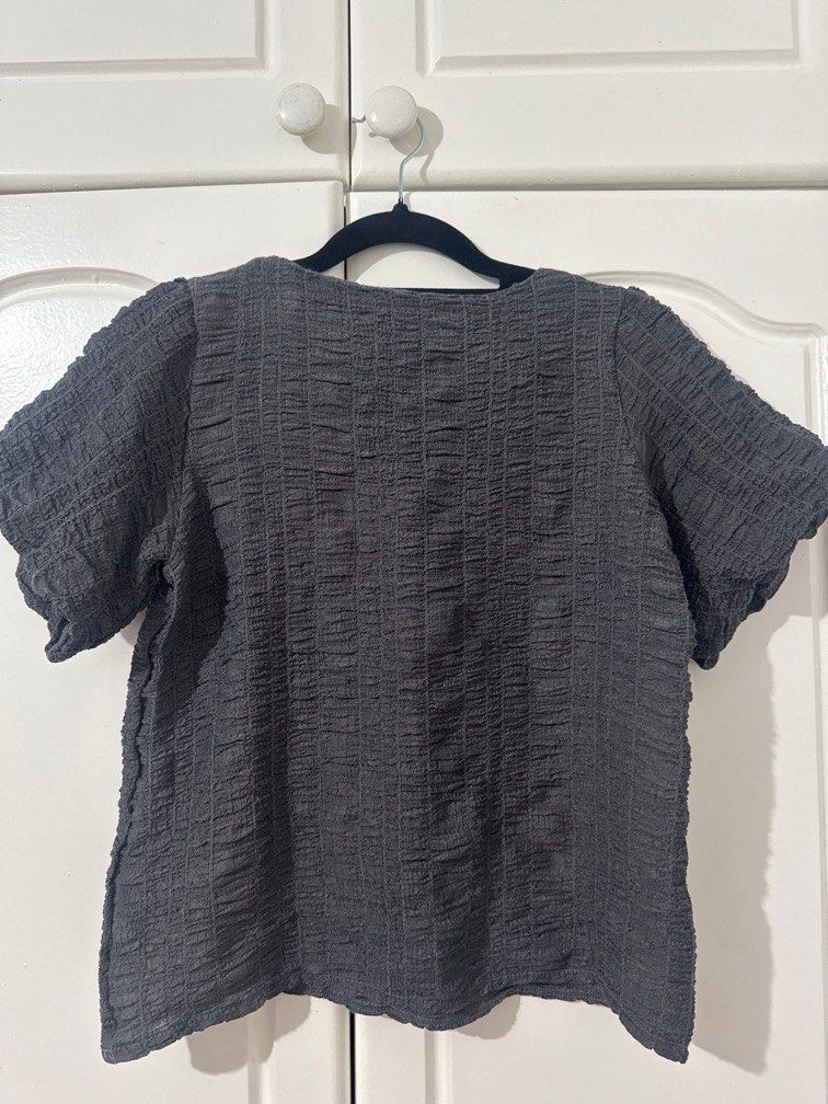 DAZY Gray Textured Puff Sleeve Top (Category: Blouses) located in Pasig City. Submitted by ky_declutter (Listing ID 1436707227, Image 3). Description: .