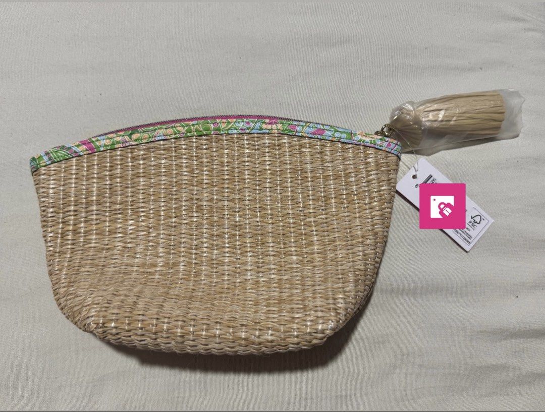 Estee Lauder Woven Cosmetic Pouch (Category: Purses & Pouches) located in Antipolo. Submitted by nyeahsells (Listing ID 1436703637, Image 2). Description: Estée Lauder Woven Pouch Color: Beige/Brown/Pink Condition: BRAND NEW RFS: Extra Disclaimer: - All sales final (NO RETURN, NO EXCHANGE) - Our shop will not be liable for any damages due to mishandling by the courier - Please manage expectations - First to pay gets the item (NO RESERVATIONS) FAQ