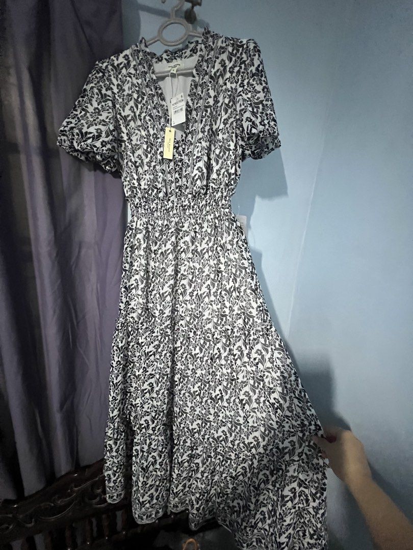 Floral Print Dress (Category: Dresses) located in Manila. Submitted by primefindsph103 (Listing ID 1436754806, Image 1). Description: Bought from Nordstrom. Dress features a black and white floral print. It has short sleeves and a V-neckline. The dress has an elastic waist and a tiered skirt..