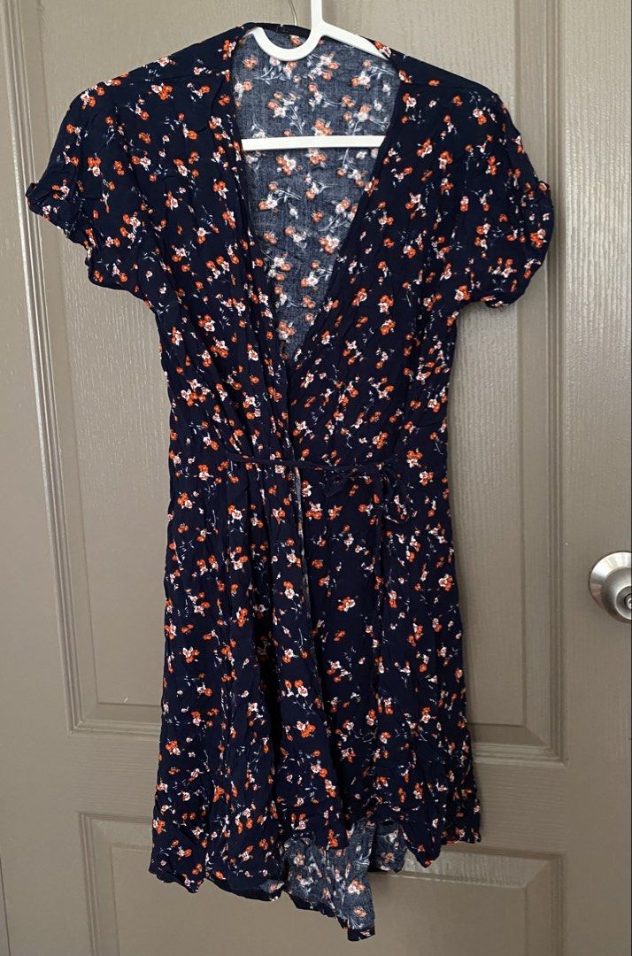 Flowy Floral V Neck Wrap Dress (Category: Dresses) located in Pasig City. Submitted by egfr26 (Listing ID 1436749130, Image 1). Description: Fits Small- Medium Preloved ✨ 📍Pasig 🚚 SF shouldered by buyer. Within Metro only via Angkas/ Lalamove/ Grab 🎨 Color may vary due to lighting/screen settings 🧺 Please manage expectations. Actual condition shown in photos ❌ No return & exchange 💬 DM for inquiries.