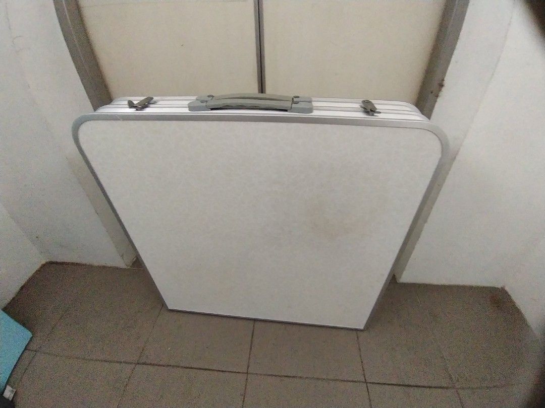 Foldable Table448440992489820160