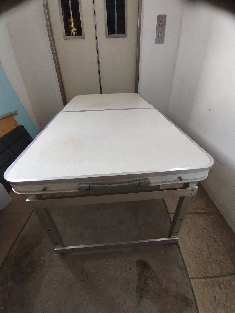 Foldable Table448440992489820161