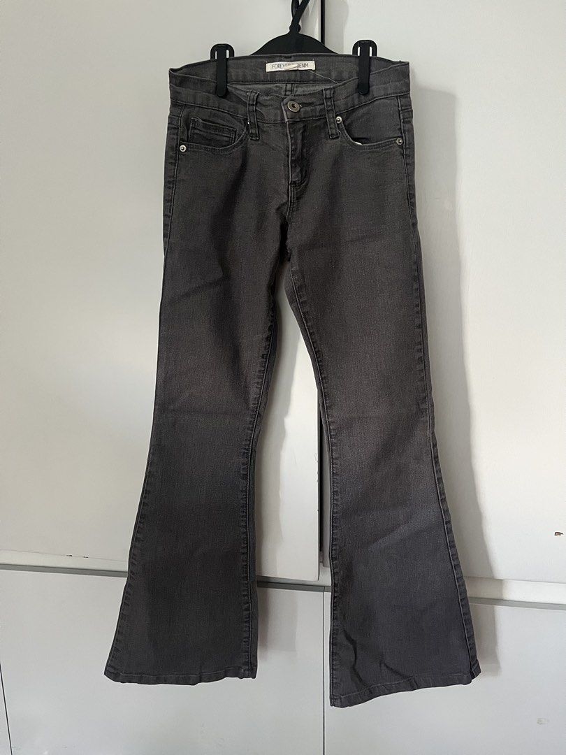 Forever 21 Denim Flared/ Wide-leg Jeans (Category: Jeans) located in Quezon City. Submitted by deux.ph (Listing ID 1436739512, Image 3). Description: SIZE: 24 on tag DIMENSIONS *laid flat: • Waist : 12.50 in. • Hips : 16 in. • Rise (waist to crotch) : 8 in. • Inseam (crotch to hem) : 28.25 in. • Length (waist to hem) : 36 in. • Hem ( leg hole) : 10 in. COLOR: Charcoal gray DETAILS: - Mid-rise / Midwaist - slightly stretchable, classic 5-pocket de