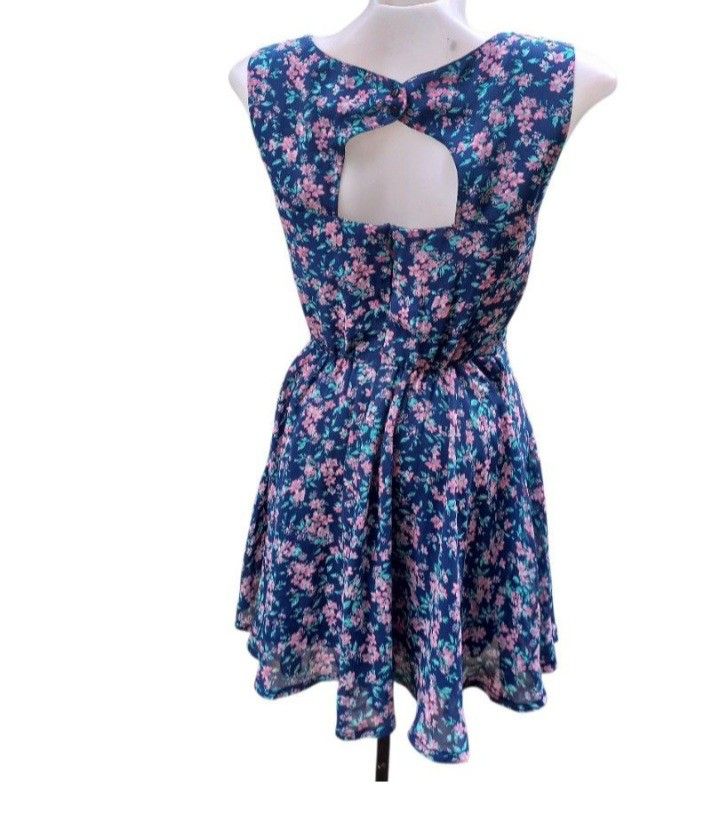 Forever 21 Floral Dress (Category: Dresses) located in Lamut. Submitted by sakosack (Listing ID 1436777094, Image 2). Description: - Forever 21 floral dress - Sleeveless design - Scoop neckline - Keyhole back - Fit-and-flare style - Lightweight fabric - Size: L/G - Suitable for casual and semi-formal occasions.