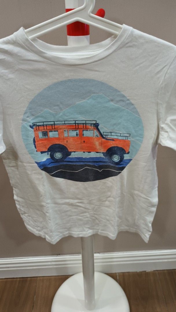 GAP Kids T-shirt Size 10 (Category: Babies & Kids Fashion) located in Quezon City. Submitted by ddgapstore (Listing ID 1436718249, Image 1). Description: - GAP Kids T-shirt - Size 10 - Style: Crew neck, short sleeves.