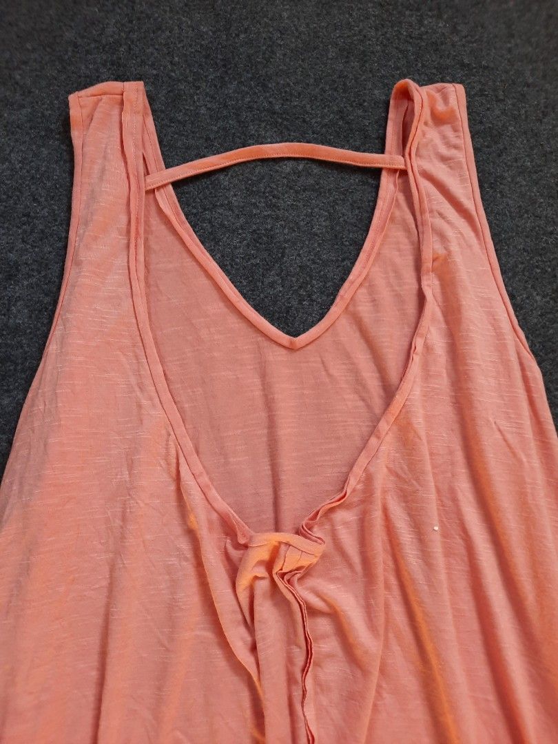 Gymshark Coral Tank Top (Category: Activewear) located in San Jose del Monte. Submitted by leslymhey (Listing ID 1436735638, Image 3). Description: - Gymshark coral tank top - Size: Large-xl - Unique open back design with strap detail - Gymshark logo on front - Made of lightweight, breathable fabric - Ideal for workouts or casual wear.