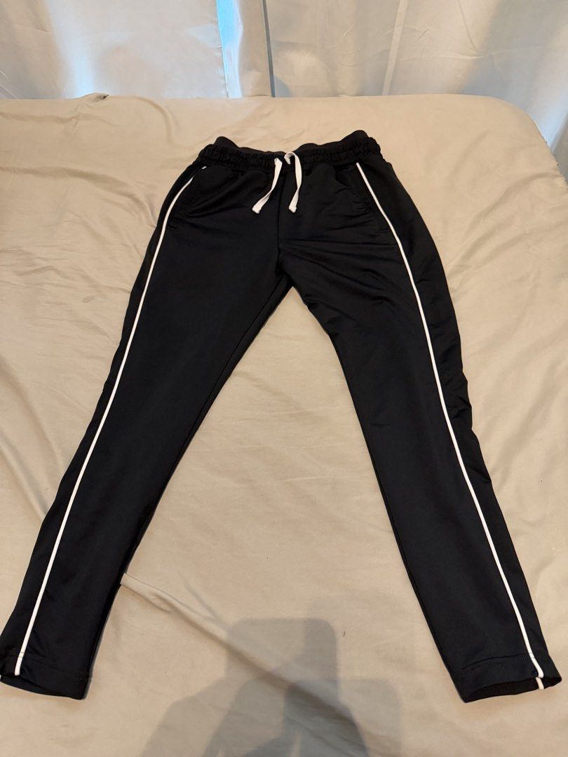 Gymshark recess joggers - black (Category: Joggers) located in Mandaluyong City. Submitted by choloooo (Listing ID 1436708540, Image 1). Description: Sorry no measuring tape so i don't know the exact dimension of the joggers.still got the official receipt sa email ko. .