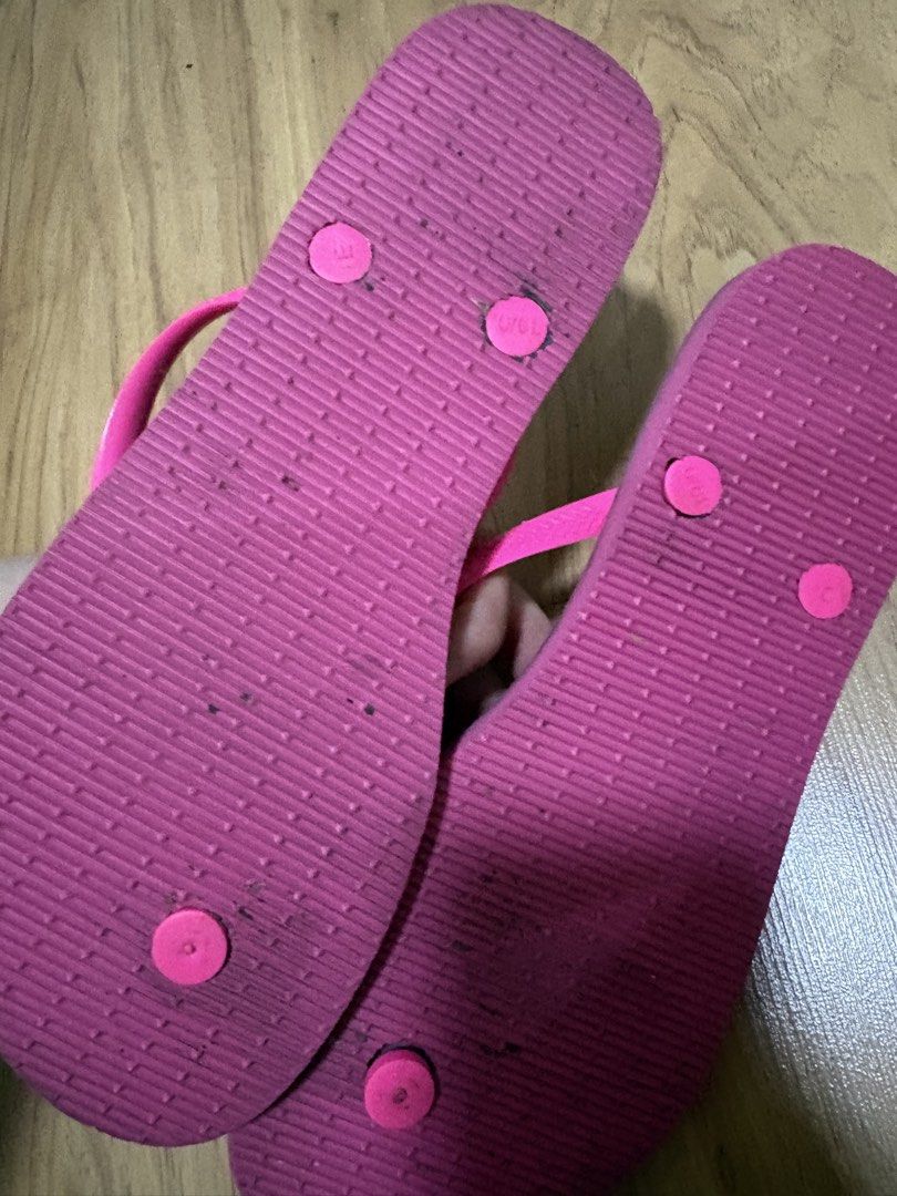 Havaianas Pink Flip-flops 39 (Category: Slippers and slides) located in Quezon City. Submitted by bluefrenchorn (Listing ID 1436788856, Image 2). Description: - Authentic Havaianas flip-flops - Vibrant pink color - Classic Havaianas logo - Textured soles for grip - Comfortable for casual wear - Size clearly indicated - Great for everyday use No flaws. Newly washed.