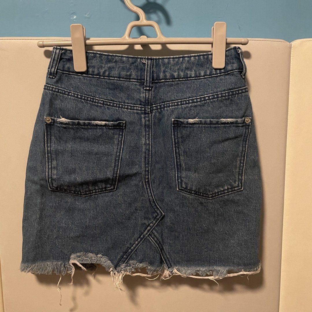 H&M Denim Skirt (Category: Skirts) located in Manila. Submitted by lene24 (Listing ID 1436671174, Image 3). Description: Raw Hem Denim Jeans RFS: Too small na for me.