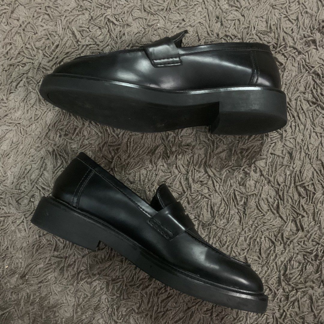 H&M Loafers (Category: Loafers) located in Kuala Lumpur. Submitted by klumby.kl (Listing ID 1436812799, Image 2). Description: Like New H&M Womens Black Loafers Us5/Euro36 Rm70.