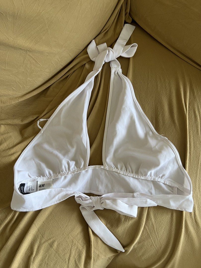 H&M Summer Halter Top (Category: Sleeveless) located in Pasay City. Submitted by declutterwme01 (Listing ID 1436795884, Image 2). Description: NEVER BEEN WORN. loc: taft (DLSU) or españa (UST) mop: gcash or cash can do meetups or deliver by lalamove (buyer will shoulder the sf) STRICTLY NO RETURN OF ITEMS ONCE PURCHASED..