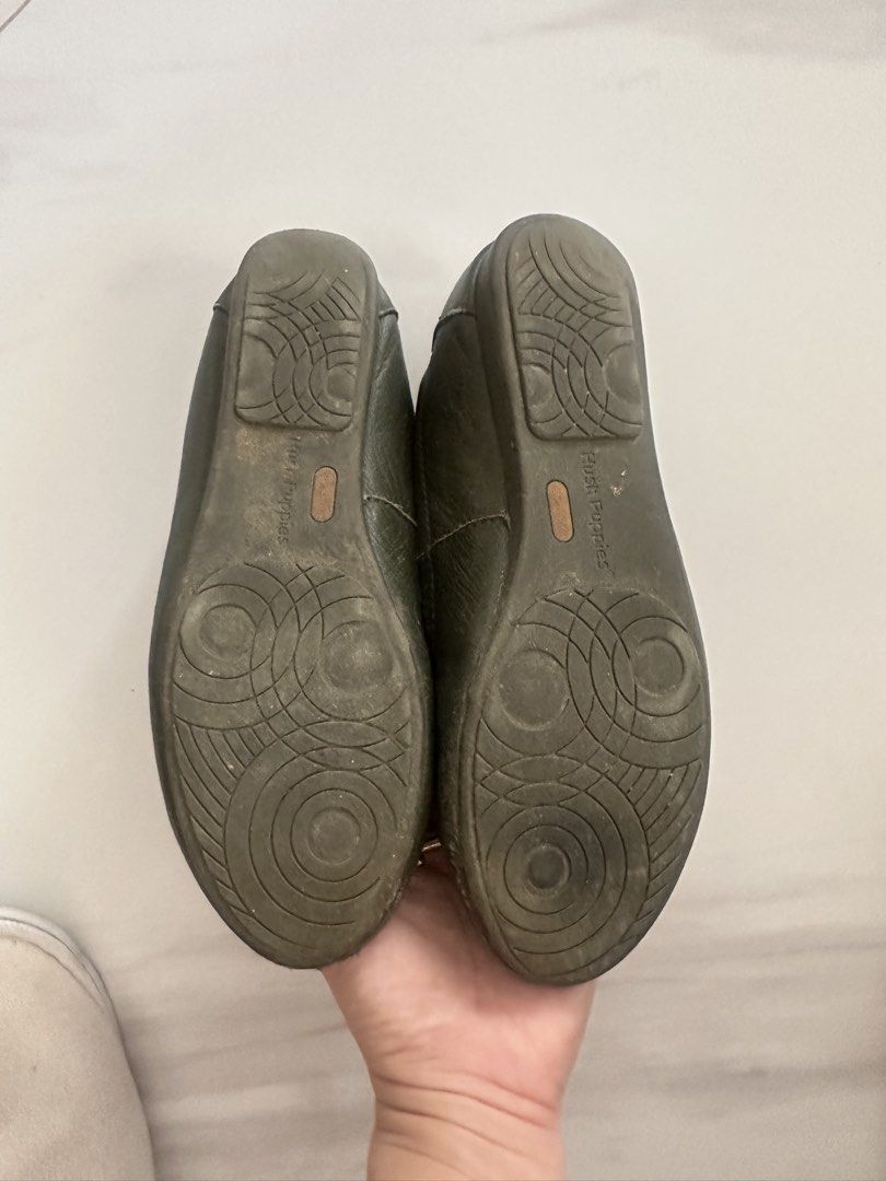 Hush Puppies Olive Green Flats (Category: Flats & Sandals) located in Lipa City. Submitted by luciv (Listing ID 1436666390, Image 2). Description: - Olive green Hush Puppies flats - Stylish bow detail - Classic round toe - Made of genuine leather - Features the iconic Hush Puppies logo - Durable soles with circular pattern.